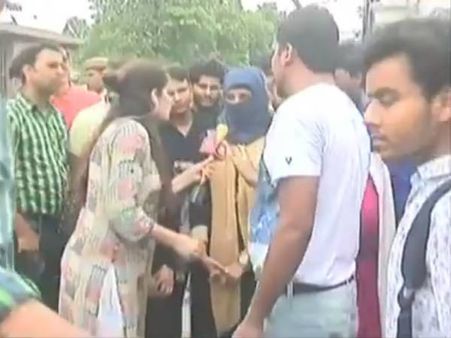 లేడీ రిపోర్టర్ ని బెదిరించిన యువకులు.. అదీ లైవ్ లో.. వీడియో వైరల్!