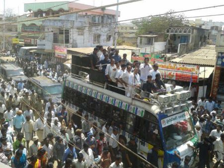 జగన్‌‌కు జనం షాక్: రెండు గంటలు ఎదురుచూసి?.. ఎందుకలా చేశారు?