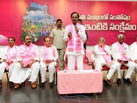 సర్వేలన్నీ మనకే, గెలిపించే బాధ్యత నాది: సిట్టింగ్‌లకు కెసిఆర్ బంపరాఫర్