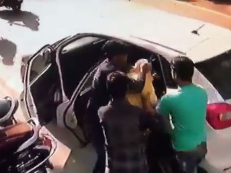 పట్టపగలు వ్యాపారి కిడ్నాప్: అందరూ చూశారే తప్ప..(వీడియో)