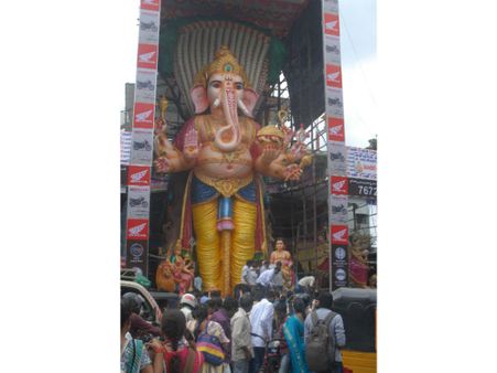 ఖైరతాబాద్ మహాగణపతికి గవర్నర్ దంపతుల తొలిపూజ