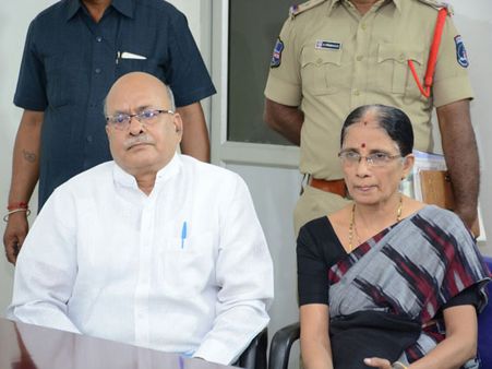 దంపతులకు షాక్: బతికి ఉండగానే చనిపోయారని పత్రాలు, భూమి హాంఫట్