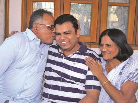 హత్యా? ఆత్మహత్యా?: రైల్వే ట్రాక్‌పై జిల్లా కలెక్టర్ మృతదేహం