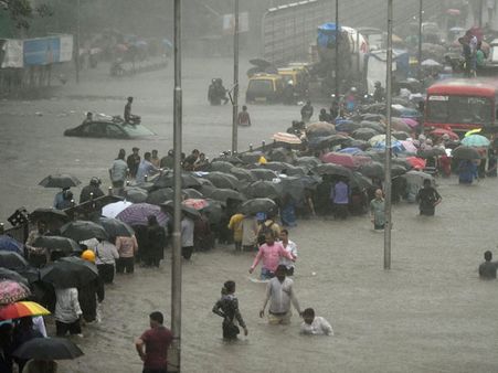 వరదలకు ముంబై అతలాకుతలం: కారణాలు ఏమిటంటే?