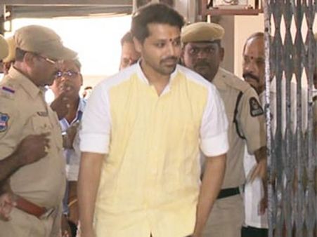 3 గంటల్లో ముగిసిన నందు విచారణ: వెళ్లేటప్పుడు, వచ్చేటప్పుడు అలాగే