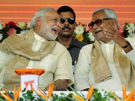 నితీష్ కీలక నిర్ణయం: ఎన్డీఏలో చేరిక, జేడీయూ తనదేనంటూ శరద్ యాదవ్