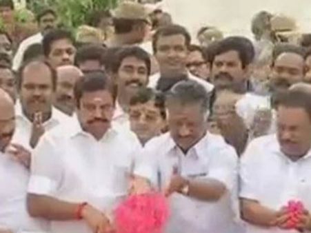 పన్నీర్, పళని ఒకే కారులో అమ్మ సమాధి దగ్గరకు: సినిమా చూపిస్తా, శశికళల బ్రదర్ !