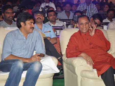 ప్రత్యేక ఆకర్షణ: గవర్నర్ పిలుపుతో ఎట్‌హోంకు పవన్!