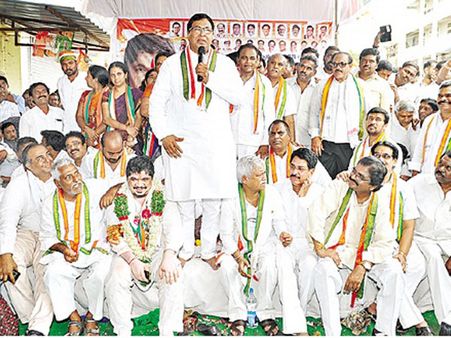 సీఎం కేసీఆర్‌కు జంట సవాళ్లు: నేరెళ్ల ఇష్యూ ప్లస్ కరీంనగర్ మెడికల్ కాలేజీ