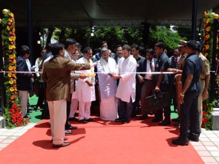 ఇందిరా క్యాంటీన్ లో అన్నం, సాంబర్ తిన్న రాహుల్ గాంధీ, జయలలితను ఫాలో అయ్యారు !