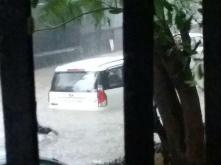 ముంబైలో నీటిలో చిక్కుకున్న బాలీవుడ్ సెలబ్రిటీలు, వాతావరణ శాఖ హెచ్చరిక