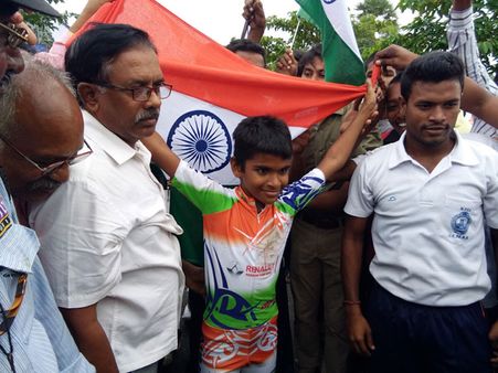 దేవిశ్రీ ప్రసాద్ రికార్డు: పది అంగుళాలు ఎత్తు కింద స్కేటింగ్