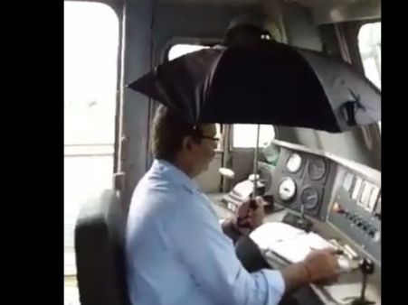 రైల్వేలో ఇలాంటి పరిస్థితా?: గొడుగు పట్టుకుని రైలు నడుపుతున్న డ్రైవర్(వీడియో)