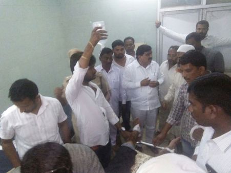 ప్రాధాన్యత లేదని మంత్రి సమక్షంలోనే టిఆర్ఎస్ కార్యకర్త ఆత్మహత్యాయత్నం