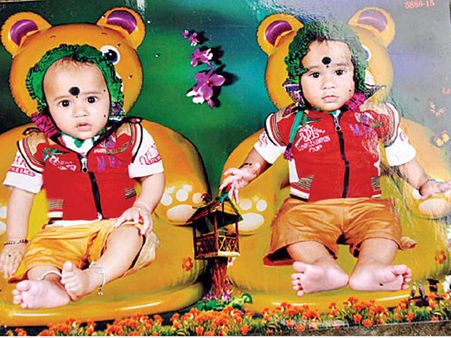 హృదయవిదారకం: ఆడుకుంటూ వెళ్లిన కవలలు, రైలు ఢీకొని మృతి