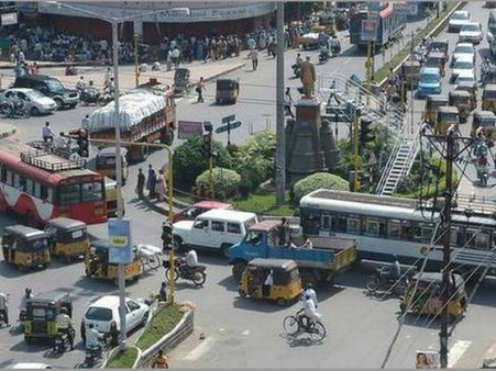 చంద్రబాబు ఆదేశాలు బేఖాతర్: బెంజి సర్కిల్‌ ఫ్లైఓవర్లు అంతే...