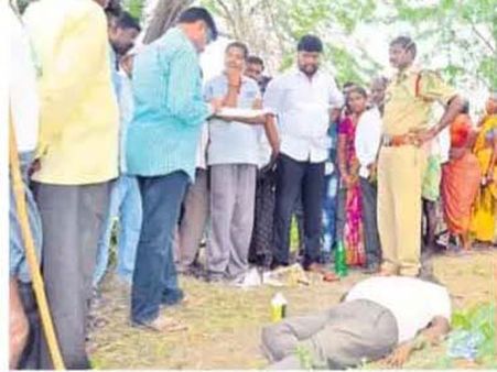 మందారిపేట వీఆర్వో ఆత్మహత్య: తహసీల్దార్‌ తీరే కారణమని కుటుంబ సభ్యుల ఆరోపణ