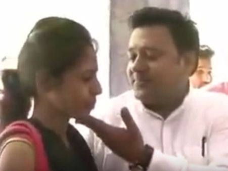 ఆగ్రహంతో పోలీస్‌స్టేషన్‌కు భార్య..: భర్త పాటతో కౌగిట్లో వాలింది(వీడియో)