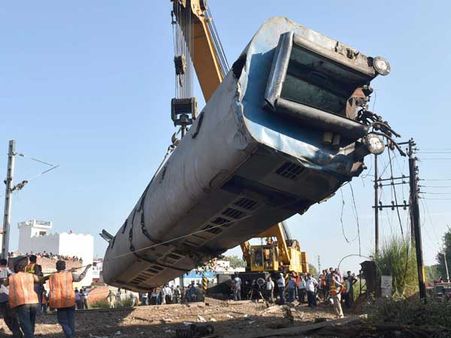 రైలు ప్రమాదంపై కేసు: 'రైలు బోగీ మా ఇంట్లోకి దూసుకొచ్చింది'