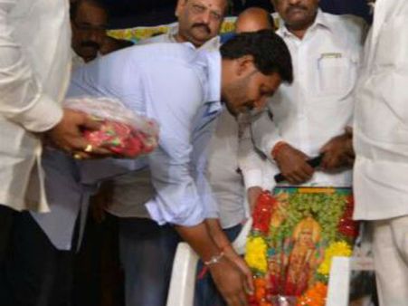 శిలువ వేసుకొని పీఠాధిపతులకు మ్రొక్కులా?: జగన్‌కు క్రిస్టియన్ల షాక్