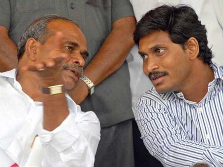జగన్ పొరపాటు ఏమిటి: వైఎస్ నుంచి నేర్చుకోలేదా?