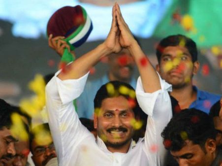 వెంటాడుతున్న అపరిపక్వత: జగన్‌ను పికె కూడా గట్టెక్కించలేరా?