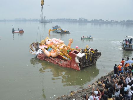 బాలాపూర్ గణేష్ నిమజ్జనం: మహబూబాబాద్‌లో రోప్ తెగి వాగులో పడ్డ డీఎస్పీ