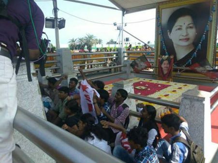 కేంద్ర ప్రభుత్వానికి వ్యతిరేకంగా విద్యార్థుల ధర్నా: జయలలిత సమాధి దగ్గర లాఠీచార్జ్ !