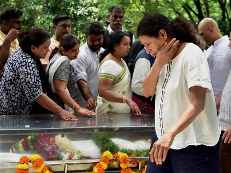 గౌరీలంకేష్ కాల్చివేత: హైదరాబాద్‌లో నిరసన, నివేదిక కోరిన కేంద్రం