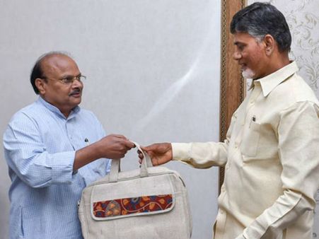 ఆర్థిక పరిస్థితి బాగోలేదు: యనమల సంచలనం, ‘ఛార్జీల పెంపు లేదు, కానుకలు’