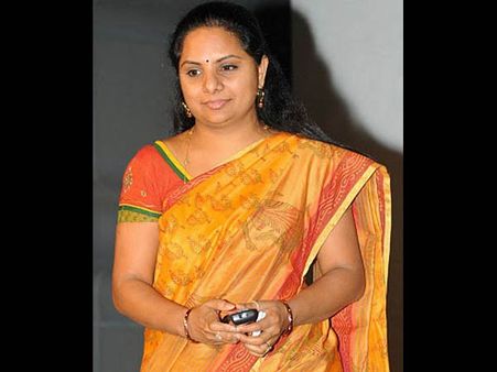 మేమంటే అంత చులకనా!: ఇలాంటి చీరతో బతుకమ్మ ఆడగలవా?.. కవితకు షాక్