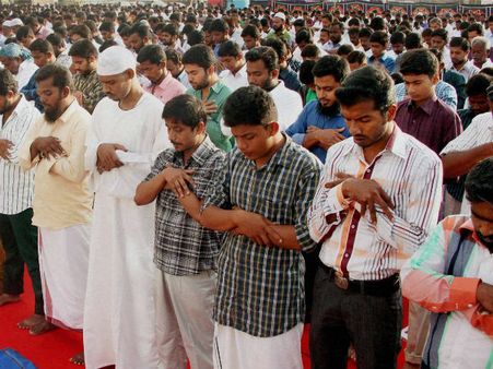 ఈద్గా మైదానంలో కాంగ్రెస్ లేడీ లీడర్ గొప్పలు చెప్పింది: మండిపడిన ముస్లీం మతపెద్దలు !