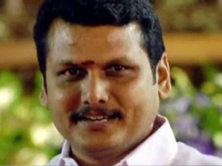 తమిళనాడు సీఎం మీద తిరుగుబాటు: ఎమ్మెల్యేకి సినిమా కష్టాలు, కోటి నగదు, ఆస్తులు సీజ్ !