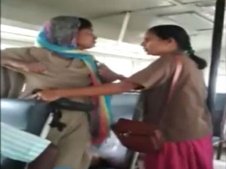 ‘టికెట్’ ఘర్షణ: రెచ్చిన లేడీ కానిస్టేబుల్, కండక్టర్ ఫైట్, వీడియో వైరల్