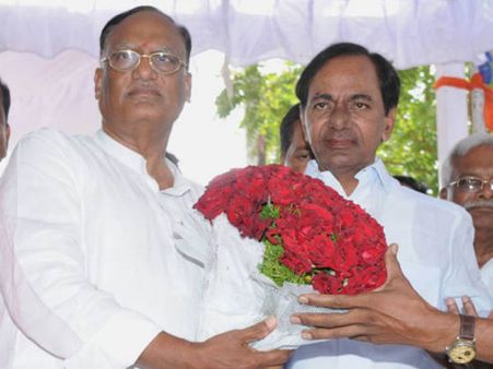 కేసీఆర్ ప్రీ పోల్ వ్యూహం: ఎంపీ పదవికి గుత్తా రాజీనామా? టీఆర్ఎస్ నుంచి తిరిగి పోటీ!