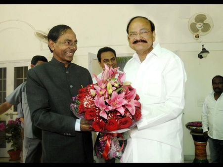 కేసీఆర్ ఆదర్శంగా నిలిచారు, బాబు అనుసరించాలి: వెంకయ్య ప్రశంసలు