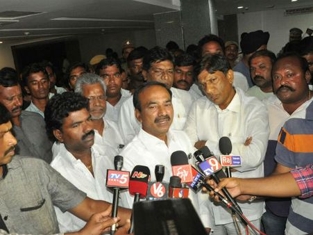 యువకుల ఆత్మహత్యాయత్నం: దళితుల భూరిజిస్ట్రేషన్‌కు రూ.20 వేలు..