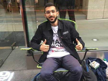 ఐఫోన్‌.. అంటే అంతేమరి! పది రోజుల ముందునుంచే ఓ వీరాభిమాని పడిగాపులు!