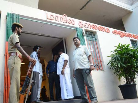 విద్యార్థుల దెబ్బతో కేంద్ర మంత్రుల పర్యటన రద్దు: బీజేపీ ఆఫీస్ కు భారీ భద్రత, మెరీనా బీచ్ !