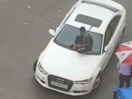 ముంబై వరదల్లో ఇదో వింత: కారుపై ఎక్కి అతనేం చేశాడంటే?(వీడియో)