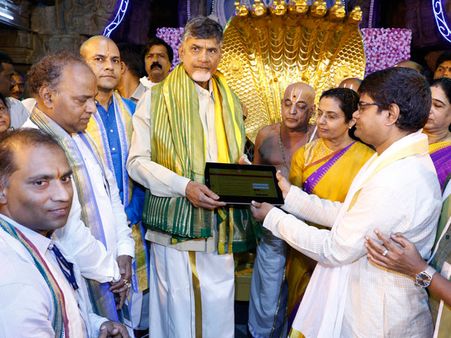 చంద్రబాబు సాక్షిగా టిటిడిలో విభేదాలు: పోటీపడ్డ అర్చకులు