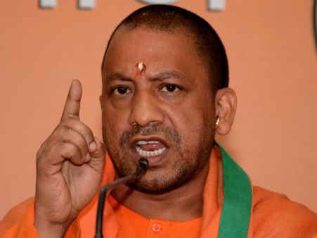 వర్సిటీలో గొడవ: విద్యార్థులు, జర్నలిస్టులకు గాయాలు, వర్సిటీకి సెలవులు, సీఎం యోగి సీరియస్