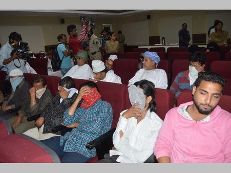 మోజు తీరాక, అరబ్ దేశాల్లో యువతుల నరకం: షేక్ ఆట కట్టించిన ఎయిర్ హోస్టెస్