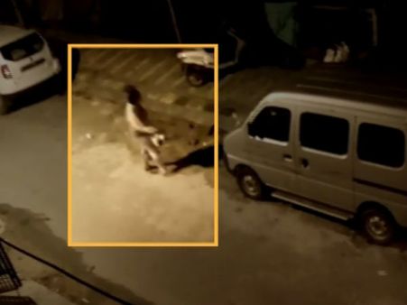 బెంగళూరులో పీకలదాక మందు తాగింది, నడి రోడ్డులో కారు నిలిపి డ్యాన్స్ లు (వీడియో) !