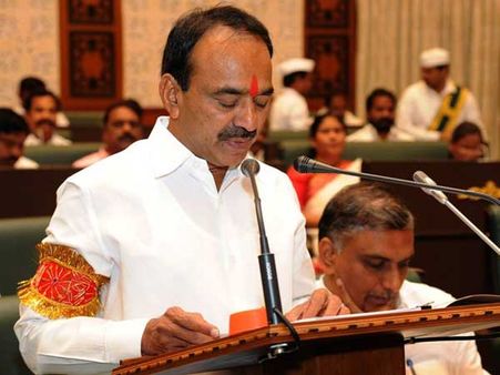 కెసిఆర్ మూడెకరాల భూమికి చిల్లులు: ఎనిమిది ఎకరాలున్న వారికీ భూమి