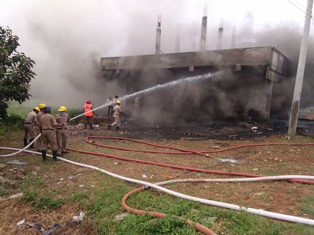 బాణాసంచా గోడౌన్ లో అగ్నిప్రమాదం: తప్పిన ప్రాణ నష్టం