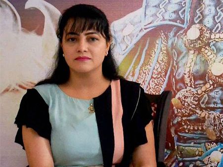 'లొంగిపోవడమే బెట్టర్': డేరాబాబా రూంలో నగ్నంగా తిరుగుతూ వీడియో తీయించిన హనీప్రీత్?