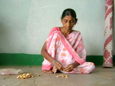 అమ్మ అలిగింది: 20 ఏళ్లుగా అన్నమే ముట్టలేదు...