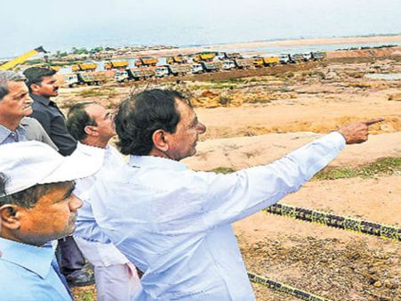 దసరా ముందు విషాదం: కెసిఆర్ అత్తింటి ఊరు సహా పలు పల్లెలు ఖాళీ