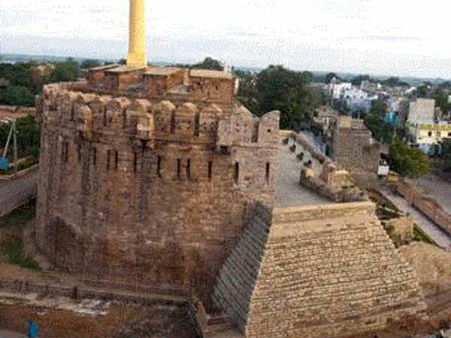 బుస కొడుతోన్న కుల వివక్ష: గుడిలోకి రావద్దని దళితులపై ఆంక్షలు..